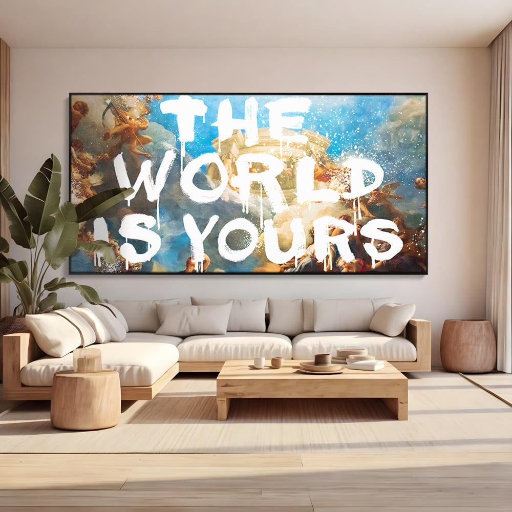 Tablou canvas cu pictura renascentista cu text alb, in rama de aluminiu negru, pe perete intr-un living